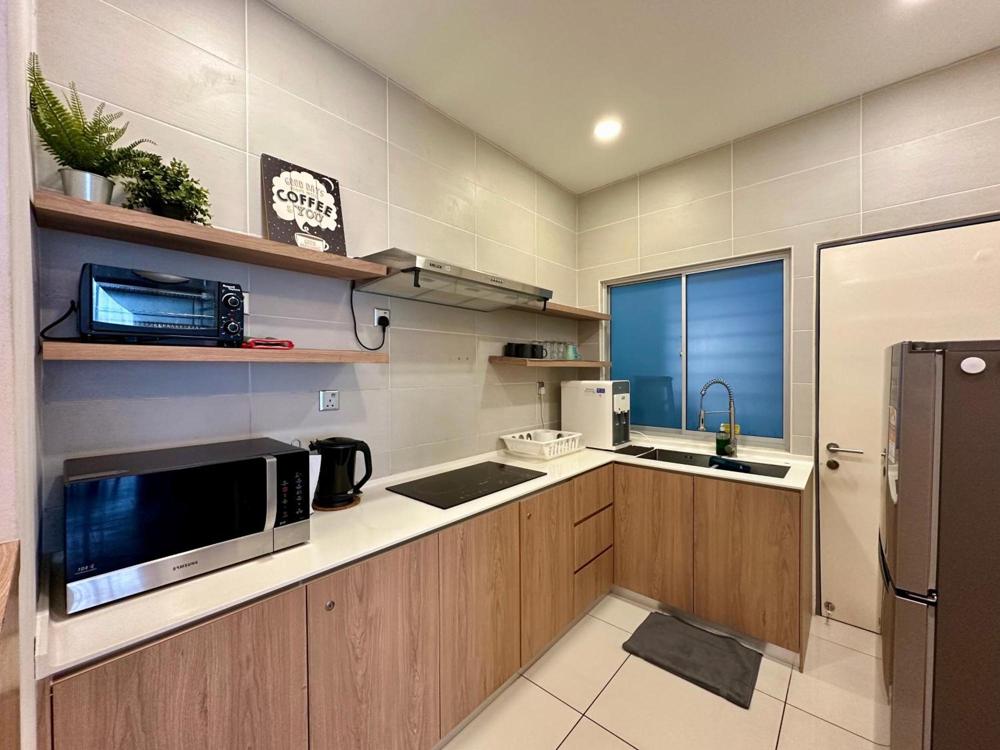 Apartment Artsy In Jb Town Center Near Foodcourt, Malls & Grocery